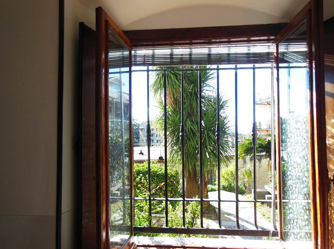 La finestra sul giardino dell'appartamento privato (foresteria)